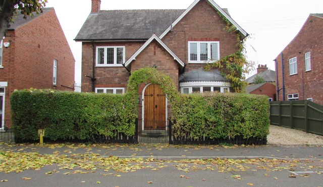 Large 4 bed detached house with parking