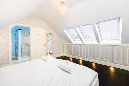 Large 4 Bed Family Home in Kenilworth with parking