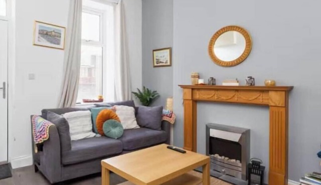 Large 4 Bed House - by Holiday Homes