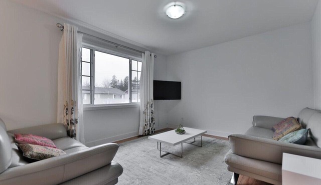 Large 4 Bed House - 25mn from Montreal