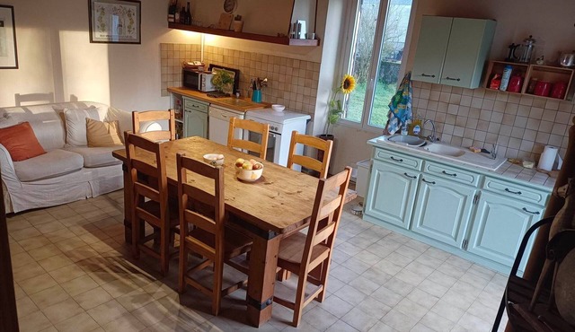 Large 4 bed house 10 mins walk from a river beach