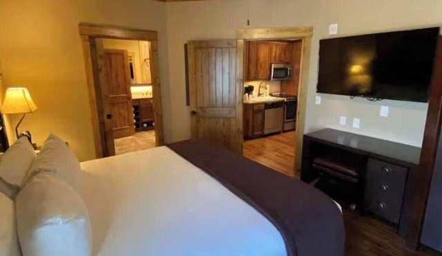 Large 4-bedrm Villa in Gatlinburg beautiful views & water park. July 4th Holiday
