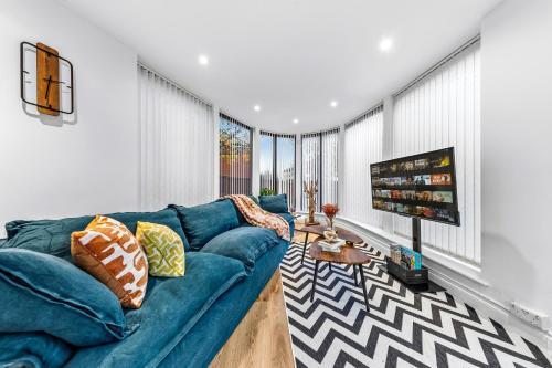 Large 4 Bedroom London House Ideal for Families and Groups Featuring Private Garden, Games Room and Free Parking