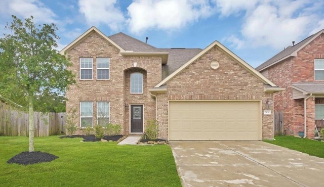 Large 4 bedroom 2.5 bathroom King Suite, 3 queens, 2 sofa beds, 2 air mattress