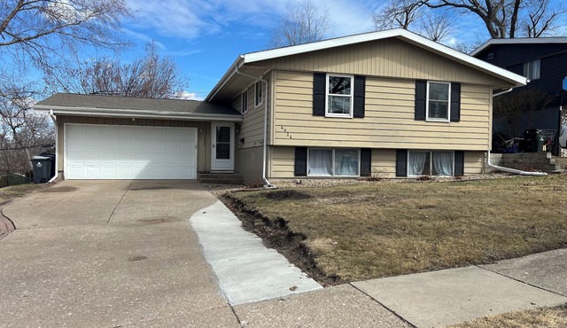 Large 4 Bedroom 2 Bath Split Level Home NE CR Large Fenced Yard