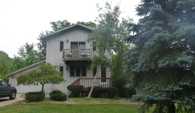 Large 4 Bedroom 3 Bath home with a short walk To Sheridan Beach!