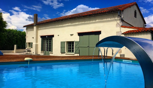 Large 4-Bedroom Farmhouse With Heated Swimming Pool For Your Exclusive Use