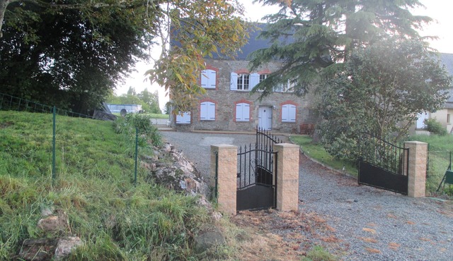 LARGE 4 BEDROOM FARMHOUSE lots of charm, fully renovated 8+