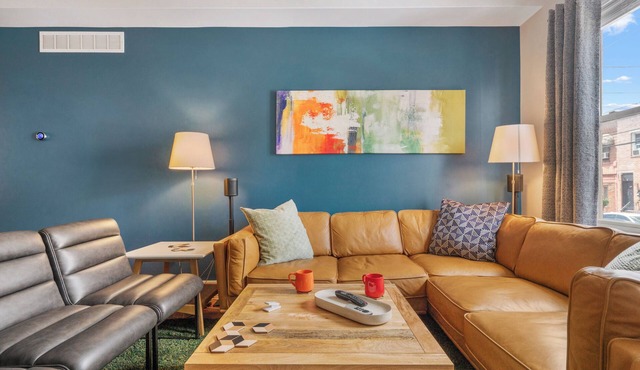 Large 4 Bedroom Home/Rooftop Patio with City Views/Gym