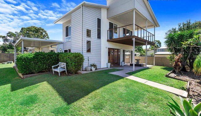 Large 4 Bedroom Home Walking Distance to Beach