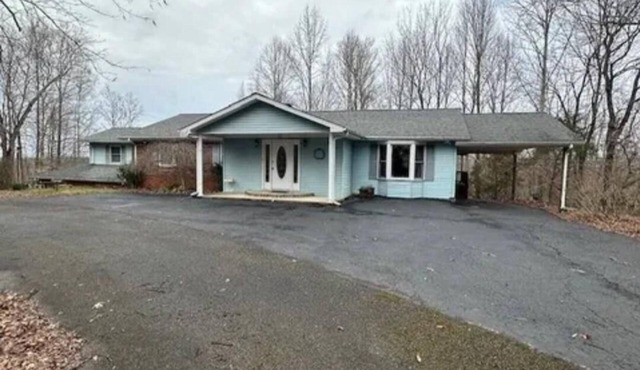 Large 4-bedroom home 1.5 miles from Hendricks Creek Marina