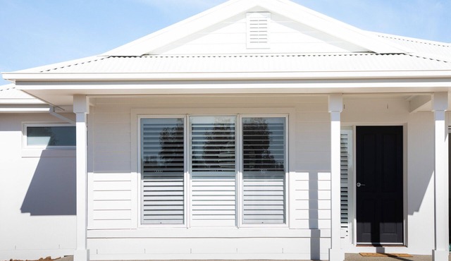 Large 4 bedroom home sleeps 10 guests - on golf course