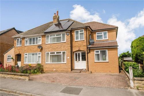 Large 4 bedroom home in Boston Spa village In-between York, Harrogate and Leeds, Sleeps 9