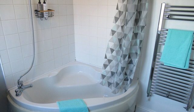 Large 4 bedroom house -perfect for contractors.