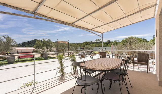 Large 4-bedroom house with pool in Pezenas