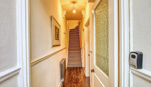 Large 4 Bedroom House w/Garden & Free Parking