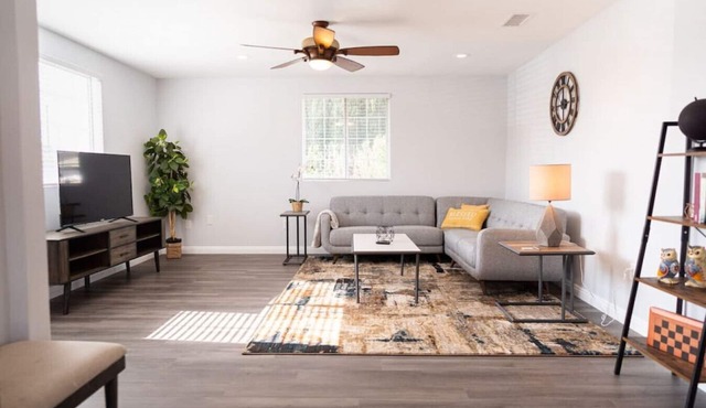 LARGE 4-BEDROOM HOUSE WITH AIR HOCKEY TABLE CLOSE TO DISNEYLAND IN ORANGE COUNTY (p41)