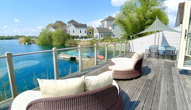 Large 4 Bedroom Lakeside Holiday lodge in the Cotswold. Sleeps 8-10