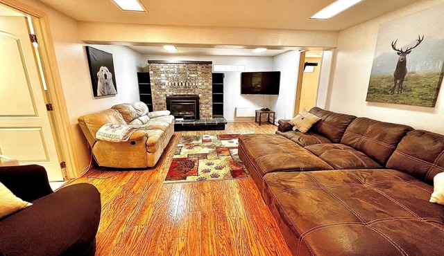 Large 4 Bedroom, Minutes from Mountains, Inlet, Airport and Downtown.