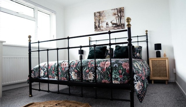 Large 4 BedroomProperty driveway and 3 bathrooms