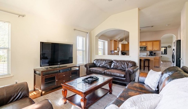 Large 4 Bedrooms Home - Workforce Rental - Washer/Dryer - Garage - Full Kitchen
