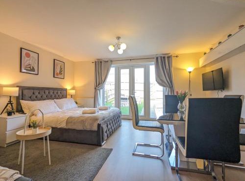 Large 4-Bedrooms House Near Centre Free Parking