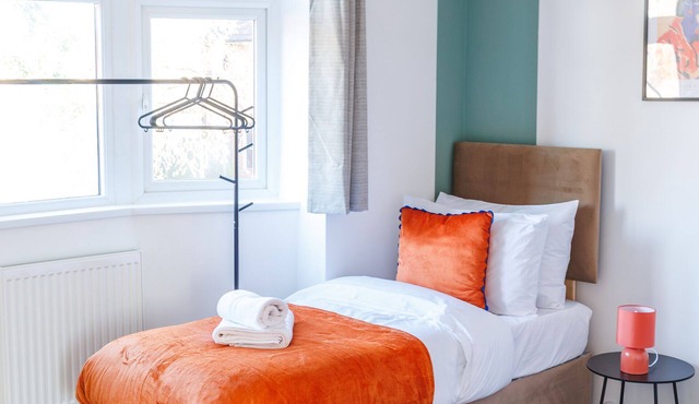 Large 4 bedrooms house with driveway & garden