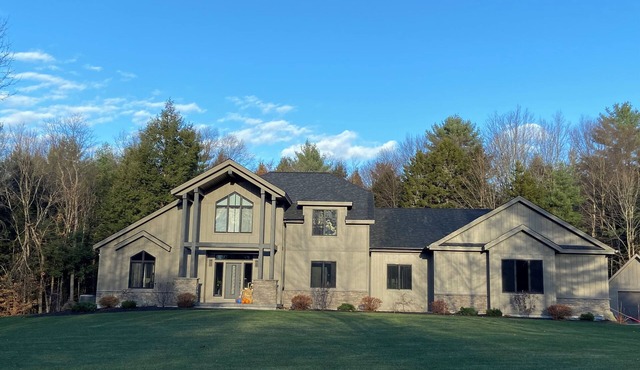 Large 4 br w htd pool 15 mins to Saratoga city and Track Limited spots for 2026