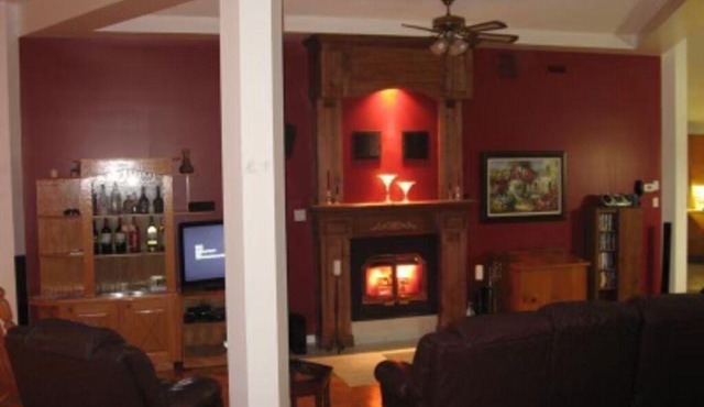 Large 4-Season Waterfront Cottage. Multi-family and Pet-Friendly!