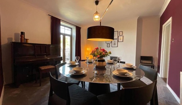 Large 4 double bedroomed townhouse in central