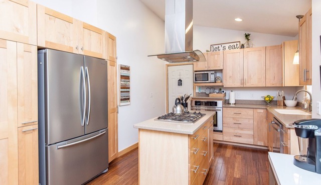 Large 4 Queen beds, 2 Full Bathrooms with Rec room near Mayo Clinic