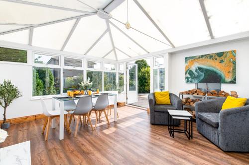 Large 4Bedroom House-Parking -By FabAccommodation