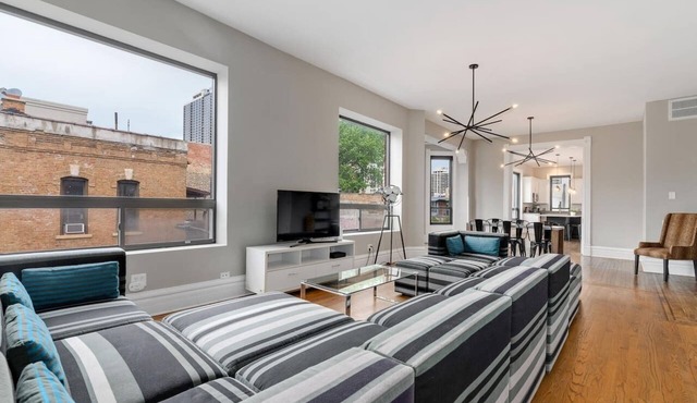 Large 4BR/3BA Safe Old Town Location Walk Everywhere