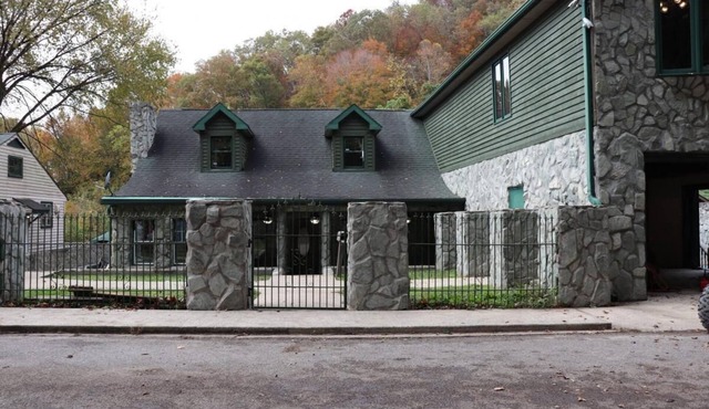 Large 4BR Buffalo Mountain Retreat in Williamson with pool, Ride to trails