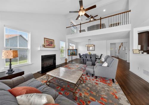 Large 4BR Home 3 Workstations 6 Parking Spaces