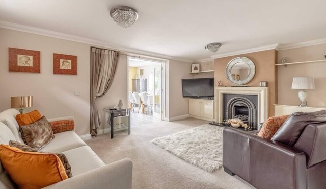 Large 4BR Home - Large Garden - Private Driveway