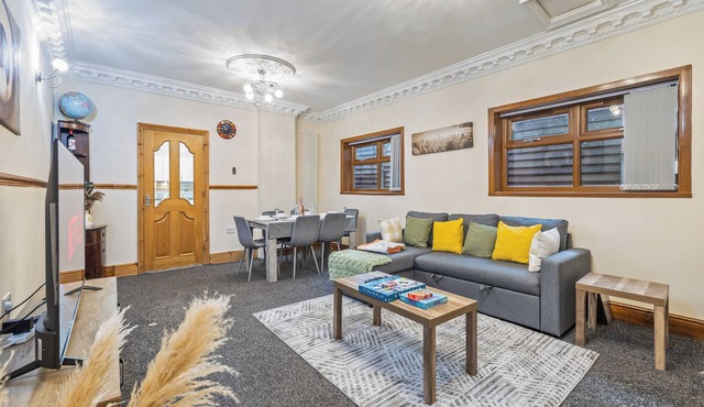 Large 4BR Home | Sleeps 11 | Near City Centre in Birmingham Free Parking