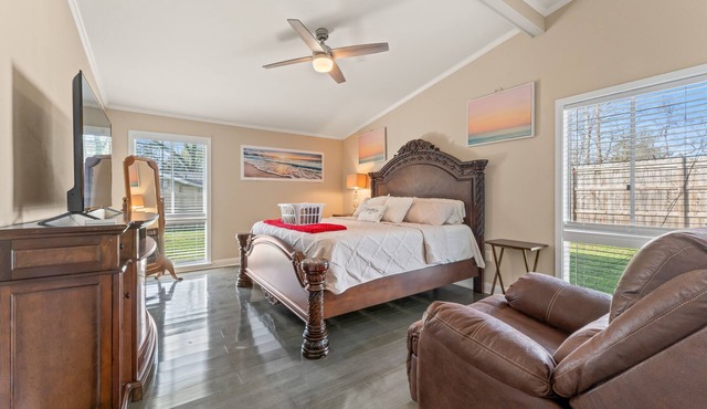 Large 4BR House with Game Room Close to Everything