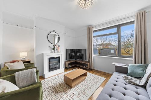 Large 4BR Leicester House, Modern, Sleeps 10, M1&M69, Garden, Fast WiFi, Free Secure Parking, Long Stay & Contractors Welcome