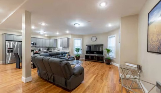 Large 4BR Pet-Friendly Family Retreat in Dorchester near Red Line 233/1