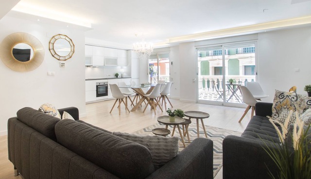 Large 4BR with AC Steps to the Beach