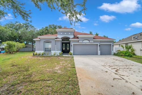 Large 5 bd home close to Beaches