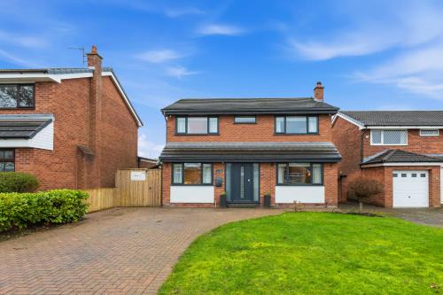 Large 5 Bed 3 Bath Home w Games Room and Parking