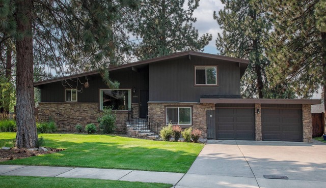 Large 5 Bed , 3bath home close to Deschutes River and Old Mill Shopping District