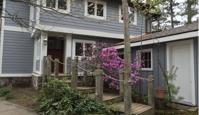 Large 5 bed/5.5 bath house surrounded by water on beautiful Lake Minocqua!