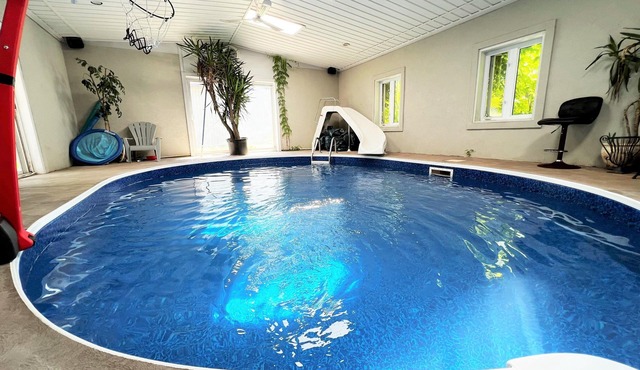 Large 5 Bed Family Home w/Indoor Swimming Pool!