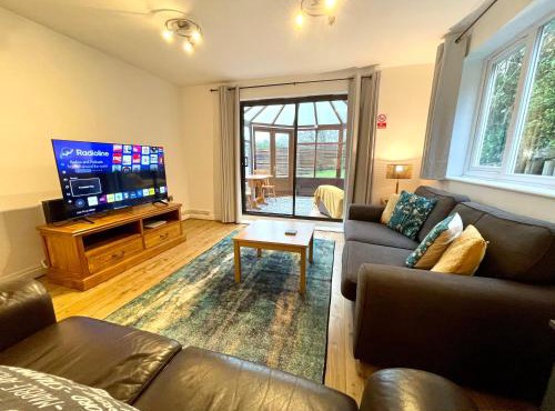 Large 5 bed detached house near Stansted Airport with Parking for 2 vehicles! Stansted Stays