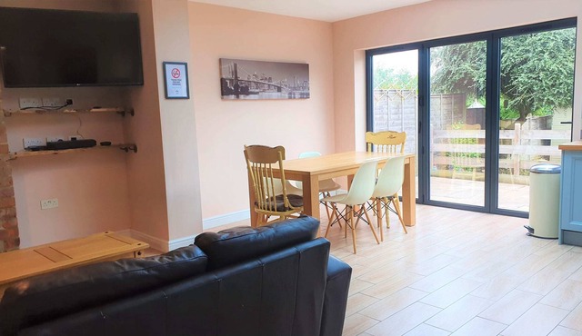 Large 5 Bed Home Parking 2 Cars, Terrace, Garden