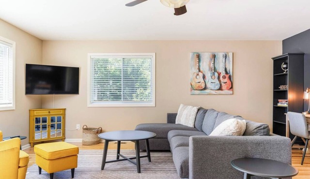 LARGE 5 Bed Lake Geneva Home 4 Blocks from Lake!