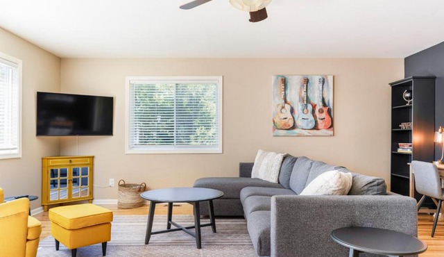 LARGE 5 Bed Lake Geneva Home 4 Blocks from Lake!